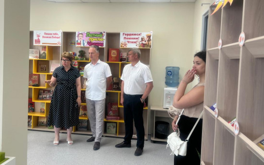 Заместитель министра культуры Новосибирской области Владимир Деев посетил центральную библиотеку